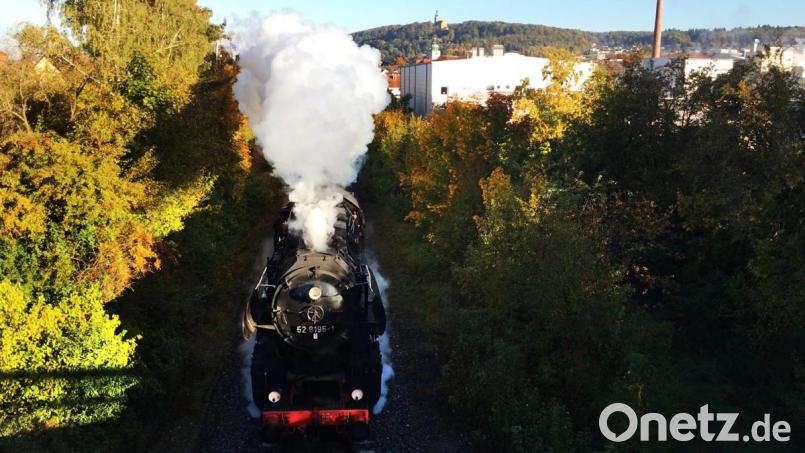 Die Dampflok mit der Nummer 528195 fuhr am Samstag auch durch Amberg. Bild: Petra Hartl