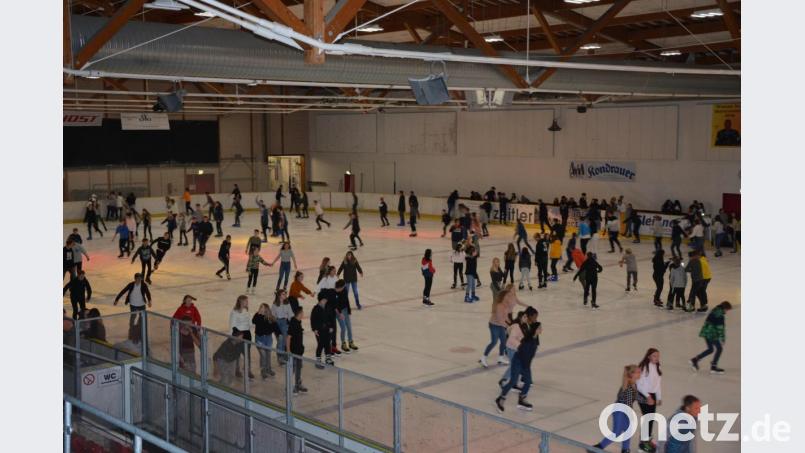 Groß war der Andrang der Besucher bei der ersten Eislaufdisco zu Beginn der neuen Saison. Bild: jr