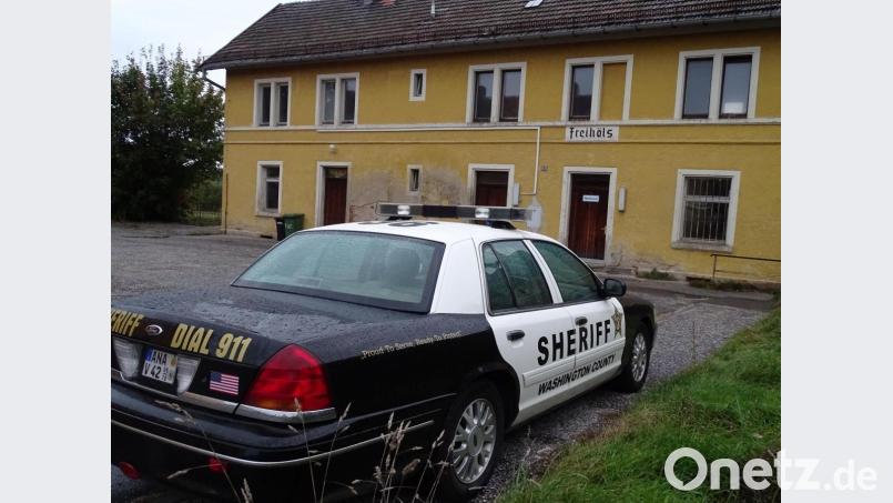 Das "Sheriff"-Auto steht vor dem Bahnhof in Freihöls Bild: Houschka