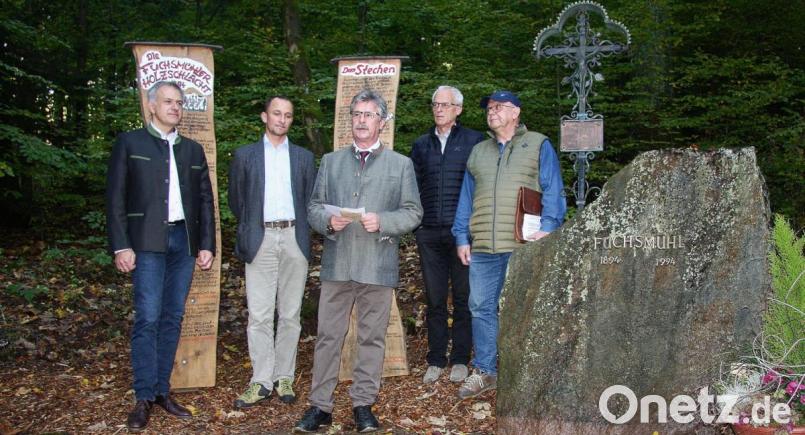 Am teils neugestalteten Mahnmal erinnerte man an die Opfer vor 125 Jahren. Im Bild (von links) stellvertretender Landrat Roland Grillmeier, Revierförster Eckhard Deutschländer, Bürgermeister Wolfgang Braun, Bürgermeister Konrad Pfitscher aus der Partnergemeinde St. Leonhard in Südtirol und Heimatforscher Erich Schraml. Bild: wro