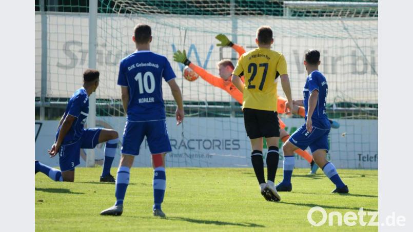 Gebenbachs Torhüter Sven Kreiser (im Hintergrund) streckt sich vergeblich, der Schuss von Martin Holek landet zum 1:1-Ausgleich für die SpVgg Bayern Hof im Netz. Bild: Andreas Brückmann