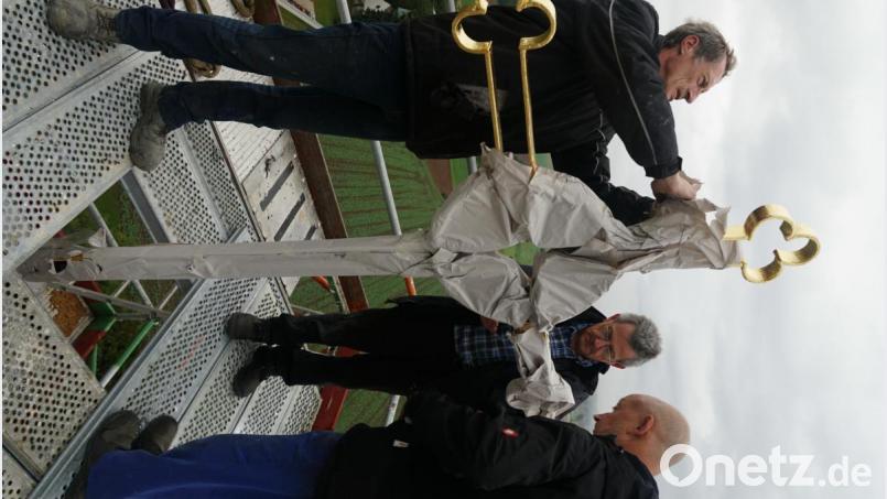 Die Mitarbeiter der Firma Haber und Brandner geleiten das Kreuz bis zur Spitze des Kirchturms, wo es enthüllt und befestigt wird. Bild: ads