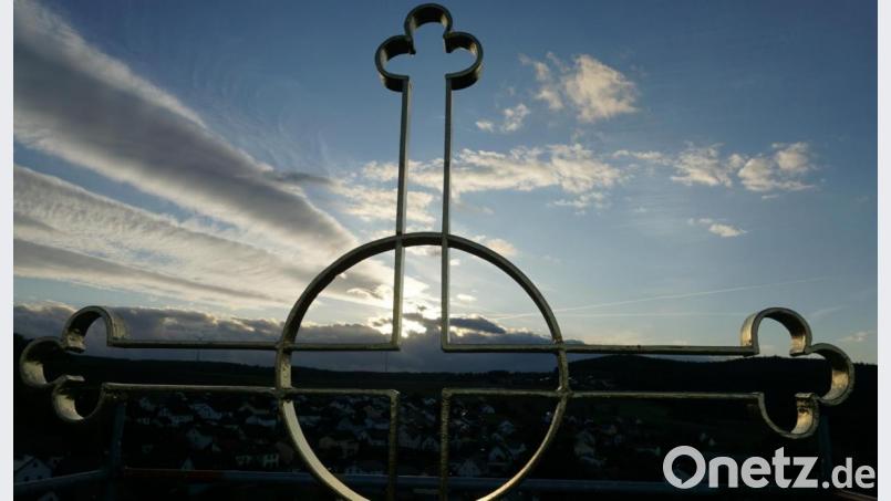 Das Wetter sorgte dafür, dass die Erhebung des Turmkreuzes von St. Margareta zum beeindruckenden Ereignis für alle Anwesenden wurde, an der Gott Gefallen zu haben schien. Bild: ads