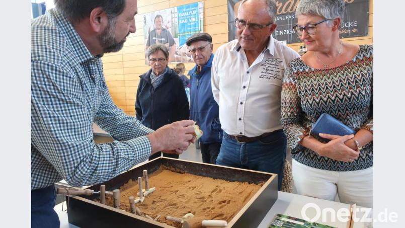 Wildlebensraumberater Balduin Schönberger erläuterte den Besuchern am Sandkastenmodell die Maßnahmen zur Vernetzung der Lebensräume für Wildtiere. Bild: Hirsch