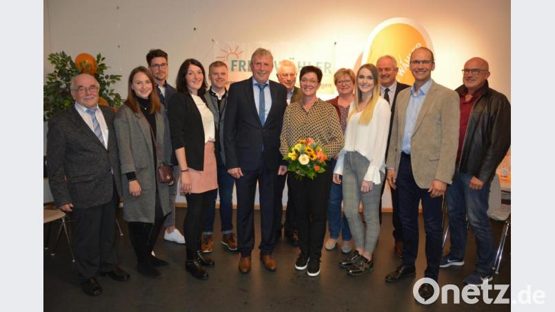 „Meine Familie steht hinter mir“, freut sich Bernhard Thoma, der für die Freien Wähler ins &quot;Rennen&quot; um das Bürgermeisteramt in Mitterteich geht. Unser Bild zeigt (von rechts) Bernhard Lux, Ely Eibisch, Johann Burger, Tochter Laura, Gisela Kastner, Sabine Thoma, Karl Haberkorn, Bernhard Thoma, Sohn Sebastian mit Frau Veronika, Sohn Fabian mit Freundin Anja sowie Ernst Bayer. Bild: jr