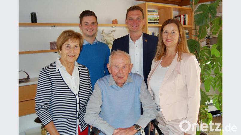 Bürgermeister Ernst Schicketanz (hinten, rechts) gratulierte Josef Haasl (vorne, Mitte) zum 90. Geburtstag. Bild: sm