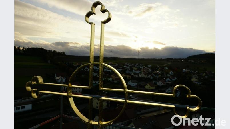 Das Wetter sorgte dafür, dass die Erhebung des Turmkreuzes von St. Margareta zum beeindruckenden Ereignis für alle Anwesenden wurde, an der Gott Gefallen zu haben schien. Bild: ads