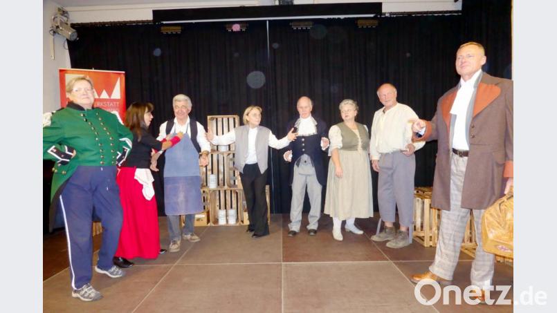 Zum dramatischen Finale treffen der Amtsarzt (Bernhard Beer, rechts) und die anderen Beteiligten in der Sulzbacher Hofapotheke aufeinander. Bild: gac