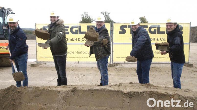 Armin Rank, Armin Stiegler, OB Andreas Feller, Richard Stiegler und Christian Haberl (von links) vollzogen den Spatenstich für den Neubau eines Firmengeländes für das Bauunternehmen Stiegler. Bild: Hirsch