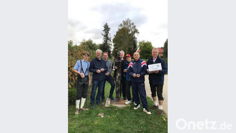 Die Finalisten stellten sich mit &quot;Amitié&quot;-Vorsitzendem Peter Gold (Mitte) zum Foto auf. Von links: Benno Neuner, Peter Neuner, Andreas Wettinger, Marek Radojcic, Michael Radojcic und Thomas Blei. Bild: exb