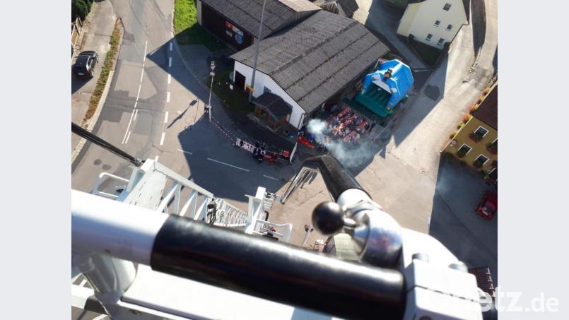 Einen wunderbaren Ausblick bietet sich den Mutigen, die sich im Korb der Drehleiter hochfahren lassen. Bild: Feuerwehr Lehendorf