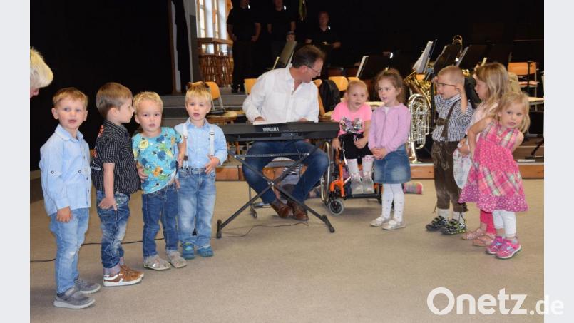 "Wir haben einen Auftritt" - die Jüngsten der Jurablaskapelle Pilsheim freuten sich zusammen mit ihrem Musiklehrer Alexander Arnold über einen gelungenen Auftritt beim Schnuppernachmittag in der Freizeithalle. Bild: bö