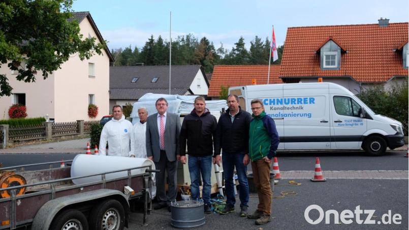 Mirko Utecht von der Firma Schnurrer, Bauamtsleiter Stefan Ertl, Felix Schlosser von der Firma UTA und Bürgermeister Hans-Martin Schertl (von rechts) machen sich vor Ort ein Bild vom Ablauf der Maßnahme in Sorghof. Bild: Stefanie Gradl