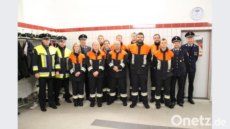 Einwandfreie Arbeit geleistet eine Gruppe der Feuerwehr Holzhammer bei der Prüfung. Das bescheinigt das Schiedsrichter-Duo Martin Schmid und Marco Weiß (von links). Bild: ffl