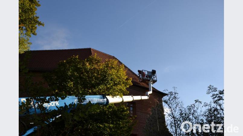 Ohne Hebebühne hätte ein teueres Gerüst aufgestellt werden müssen, um an die Firsthauben heranzukommen. Bild: gi