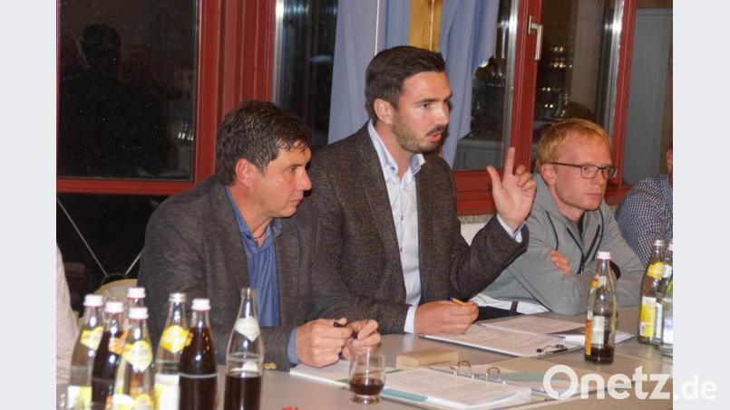 Bürgermeister Gerald Reiter und Bauoberrat Martin Stahl informieren über die Sachlage zum zurückgestellten Projekt "Dorferneuerung". Rechts im Bild Zweiter Bürgermeister Tobias Eckl. Bild: mmj