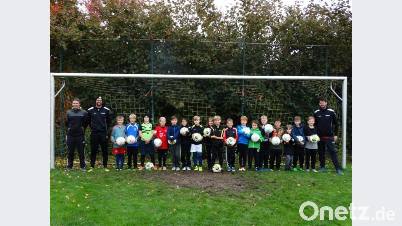 Die jungen Fußballer des SV Riglasreuth, mit Jugendleiter Sebastian Sirtl, ganz links, daneben Trainer Markus Hecht und ganz rechts Trainer Johannes Weiß Bild: twg
