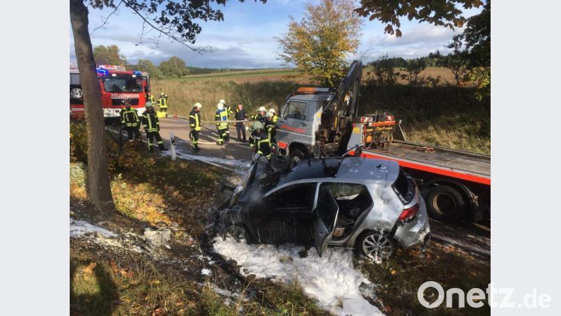 Ein junger Mann schlägt nach einer Wespe und kommt von der Fahrbahn nach links ab und prallt an einen Baum. Das Fahrzeug brennt total aus. Bild: dob