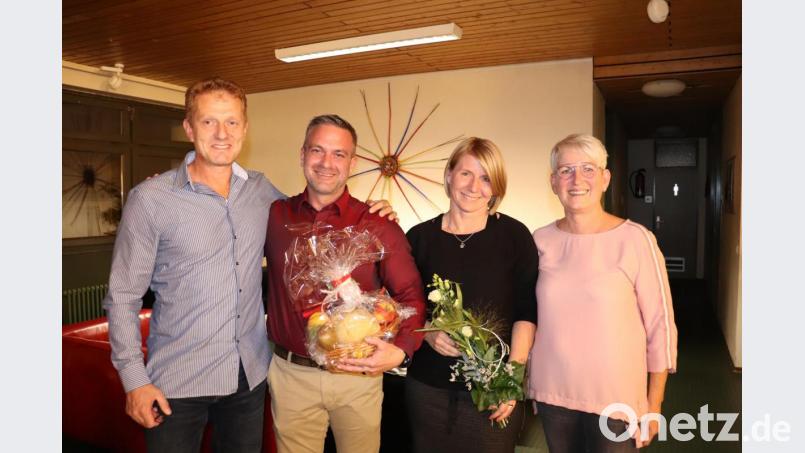 Hocherfreut darüber, einen so engagierten Kandidaten für das Bürgermeisteramt präsentieren zu können, zeigen sich SPD-Ortsvereinsvorsitzender Thomas Weiß (links) und seine Stellvertreterin Conny Spitaler (rechts): Michael Tiefel (Zweiter von links) will sich der Aufgabe stellen. Seine Lebensgefährtin Susanne Preißinger unterstützt ihn. Bild: myd