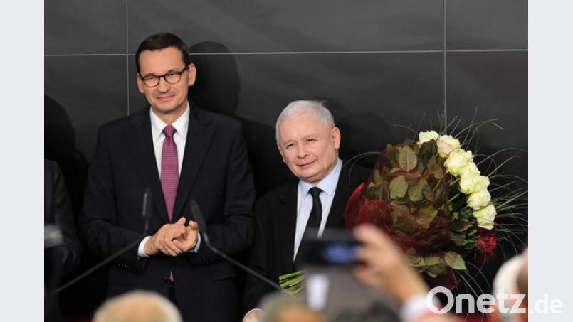 Jaroslaw Kaczynski (rechts), Vorsitzender der PiS-Partei, und Mateusz Morawiecki, Ministerpräsident von Polen, freuen sich über Tendenz der Wahl am Wahlabend. Die Nationalkonservativen bleiben in Polen stärkste politische Kraft. Die Regierungspartei Recht und Gerechtigkeit (PiS) von Ministerpräsident Mateusz Morawiecki erlangt bei der Parlamentswahl ersten Prognosen zufolge einen klaren Sieg. Bild: Radek Pietruszka/PAP/dpa