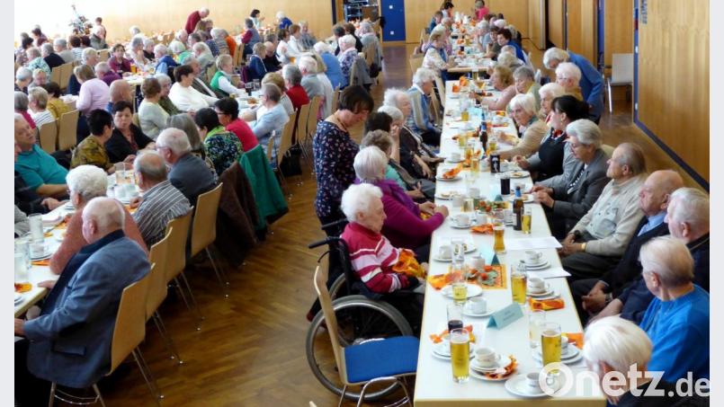 Gemütlicher Nachmittag bei Kaffee und Kuchen beim Seniorennachmittag in der Stadthalle. Bild: Schönberger, Ferdinand [fsb]