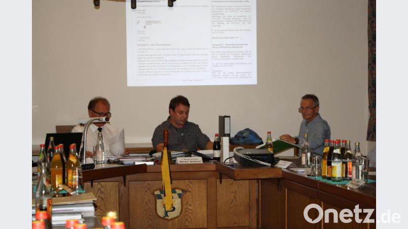 In der Stadtratssitzung bemühen sich die Planungsfachleute Klaus-Peter Fels und Matthias Rembold (von rechts, mit Bürgermeister Werner Walberer), Bürgerbedenken zu zerstreuen. Bild: bjp