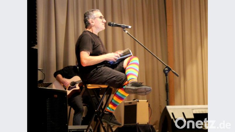 „Er hat die Socken an“ mit Bernhard Helmstreit und einer Zuschauerin. Bild: Schönberger, Ferdinand [fsb]