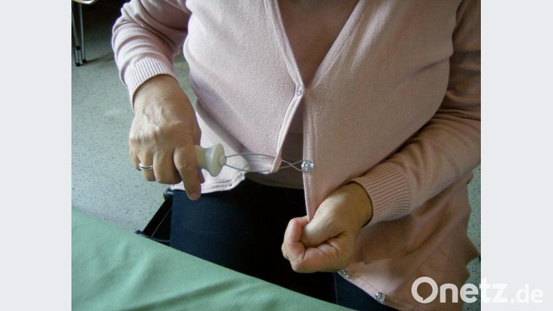 Auch beim Zuknöpfen kann man sich gut selbst helfen. Bild: Erika Brönner