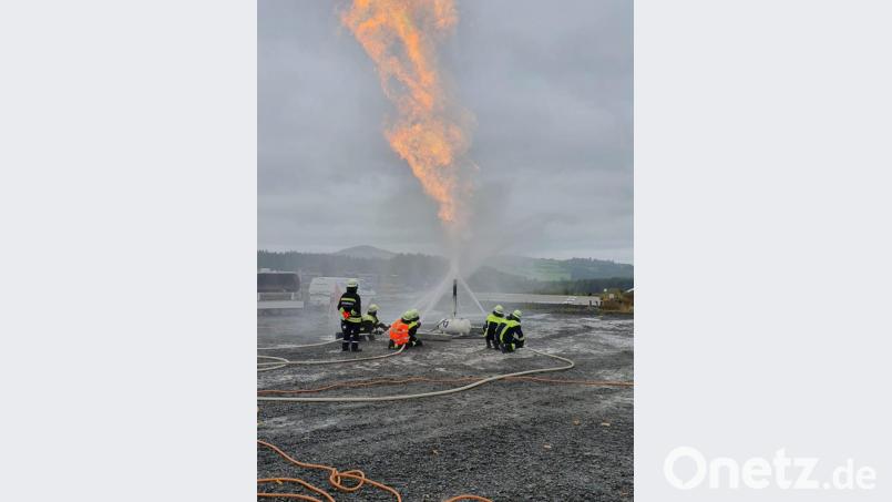 Welche Energie von einer brennenden Gasfackel ausgeht, lernten die Feuerwehrleute aus dem westlichen Landkreis Tirschenreuth bei der &quot;Löschübung&quot; anl. der Flüssiggasschulung kennen. Bild: mde