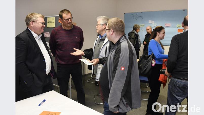 Bei der Nacht der Ideen kamen die Ideengeber in der CSU-Geschäftsstelle auch mit denen in Kontakt, die für die Umsetzung verantwortlich sind, hier OB Michael Cerny und Rupert Natter, dem stellvertretenden Vorsitzenden der CSU-Stadtratsfraktion (von links). Bild: Petra Hartl