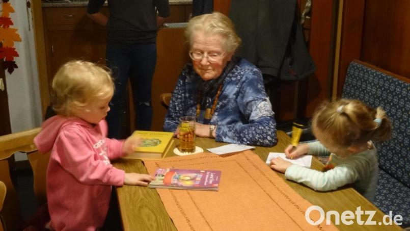 Margarete Jäkel, die Hausherrin vom Goglhof, wird von den Kugler-Kindern in Beschlag genommen. Bild: hka