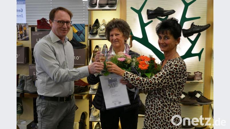 Inhaber Andreas Wettinger stößt mit Rita Wettinger (Mitte) und Stella Hirsch (rechts) auf ihre langjährigen Betriebszugehörigkeiten an. Bild: Susanne Forster