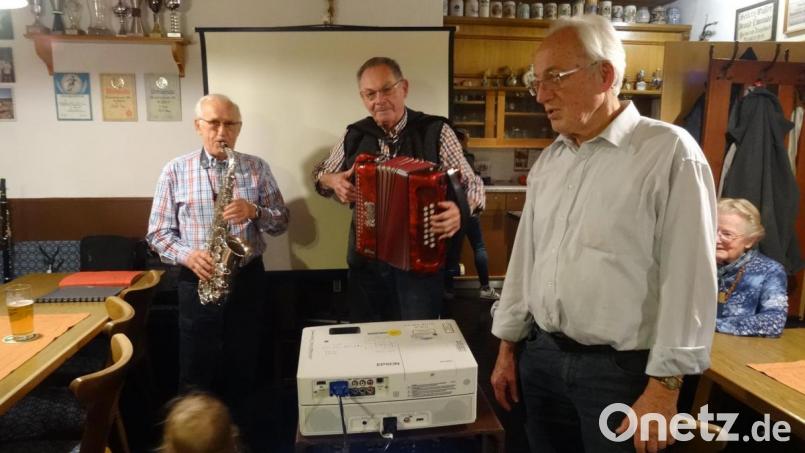 Über den Hopfenanbau und das Bierbrauen sprach Kreisheimatpfleger Dieter Dörner (rechts). Sepp Ertl (links) und Hans Dittrich spielten die Musik dazu. Bild: hka