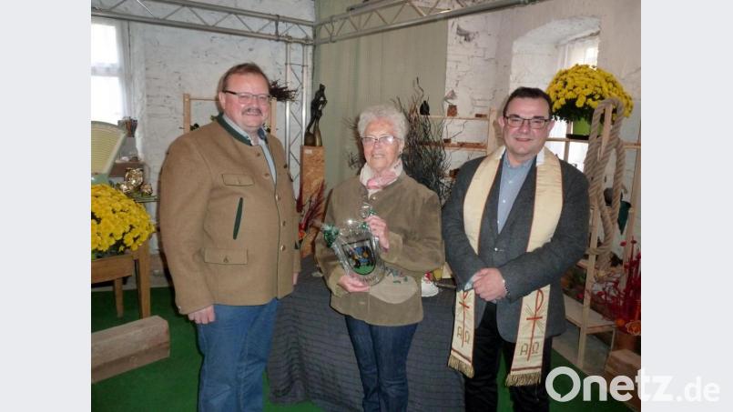 Bürgermeister Alfred Stier (links) und Stadtpfarrer Konrad Amschl wünschten Renate Bartonitschek zur Eröffnung des &quot;Deko-Ecks&quot; viele zufriedene Kunden. Bild: bir
