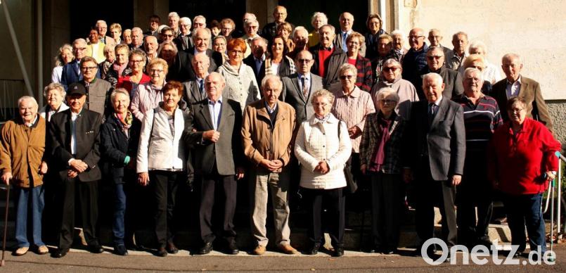Die Ehepaare versammeln sich nach dem gemeinsamen Jubelgottesdienst an den Stufen zur Kirche. Vorne in der Mitte stehen die Paare, die 60 Jahre verheiratet sind. Bild: R. Kreuzer