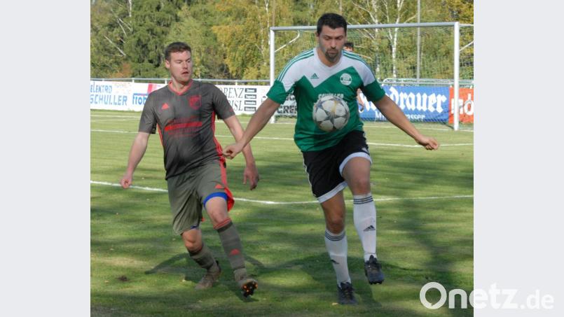Der Plößberger Peter Tretter (rechts), Torschütze zum 2:0, behauptet den Ball gegen Andreas Mark (VfB Mantel). Der SV Plößberg landete gegen den VfB Mantel einen 2:0-Heimsieg und rückte auf Tabellenplatz fünf vor. Bild: gb