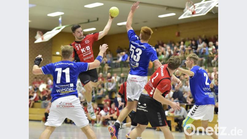 Der Sulzbacher Rechtsaußen Patrick Klee (hinten) erzielt per Sprungwurf eines seiner vier Tore im Nachbarduell gegen die SG Auerbach/Pegnitz. Bild: Ziegler