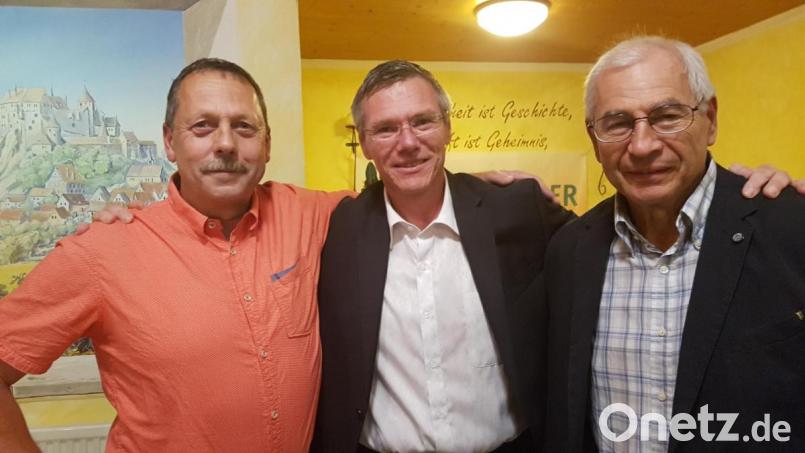 Reinhard Sollfrank (Mitte) mit Josef Burkhard (links) und Josef Langgärtner. Bild: bey