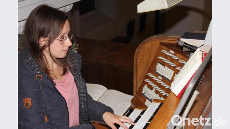 Die neue Kirchenchorleiterin und Organistin Kornelia Cichon bei der Arbeit. Bild: kro