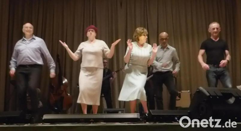 … mit drei Herren aus dem Publikum beim Oldie-Medley. Bild: Schönberger, Ferdinand [fsb]
