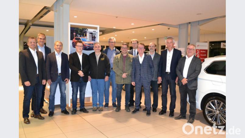 Bei der Übergabe der Spenden der Leo und Helga Enslein-Stiftung, von links Stiftungsrat Matthias Rath, Stiftungsvorstand Christian Schönberger sowie Stiftungsrat Rainer Huber, Stephan Sölch und Alexander Riedl (Stiftländer Jugend- und Blaskapelle), Oskar Bindl (Akkordeonorchester), Peter Erl (Stadtkapelle), Kirchenmusikdirektor Andreas Sagstetter (Basilikakonzerte), Wolfgang Horn (Kunsthaus Waldsassen), Johannes Röttges (Waldsassener Kammermusikkreis) sowie Stiftungsrat Johannes Bauer und Stiftungsvorstand Dr. Wolfgang Fortelny. Bild: pz