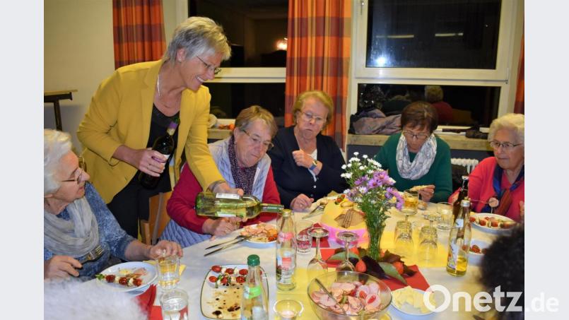 Süffiger Wein, Wurstsalat und Tomatenspieße sowie gute Gespräche gibt es im Jugendheim. Mitglieder des Katholischen Frauenbundes übernehmen die Bewirtung. Bild: rgr