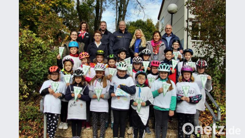 Alle Mädchen und Buben der Vierten Klasse der Grundschule Neukirchen-Etzelwang haben jetzt den Fahrradführerschein. Ihnen gratulieren zu diesem Erfolg (hinten, von links) Lehrerin Anthea Wagner, Sigrid Heinl (Sparkasse), Rosalia Wendl (Verkehrswacht), die Verkehrserzieher Stefan Schwarz und Uwe Aulinger, Rektorin Birgit Molitor, Juliane Fiegel (Elternbeirat) und Bürgermeister Winfried Franz. Bild: ds