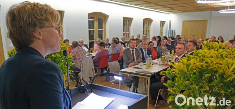 Beeindruckt zeigte sich Natascha Kohnen von der 110-jährigen Geschichte der Flossenbürger SPD. Am Freitag hatten sich zum runden Geburtstag 80 Gäste im Saal des "Museumscafés" eingefunden. Bild: nm