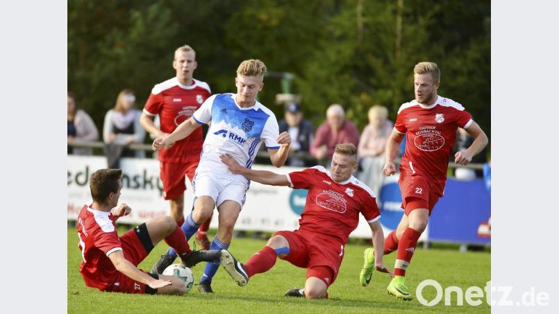 Der Königsteiner Mittelfeldspieler Jannik Hutzler (links) und Innenverteidiger Jonas Gebhard (rechts) nehmen den jungen Rosenberger Linksaußen Maximilian Eckert (Mitte) robust in die Zange, beobachtet von Benedikt Ertl (rechts) und Kapitän Bernd Holzwarth (links hinten). Bild: zg