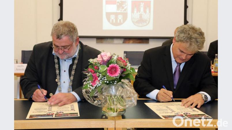 Die beiden Bürgermeister Armin Schärtl (Nabburg, links) und Josef Holecek (Horšovský Týn) unterzeichneten eine Erinnerungsurkunde. Bild: Götz