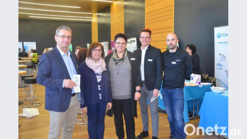 Chefarzt Dr. Eberhard Müller (von links), Beate Renger, Christine Bertram, Dr. Konstantin Kirchmayr und Jörg Rothballer sprechen beim 5. Nordoberpfälzer Wundforum. Bild: Kunz