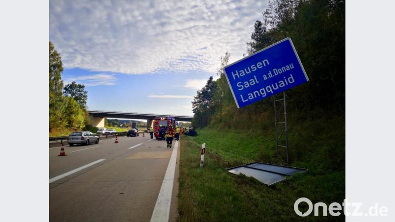 Ein Audifahrer ist auf der A93 in ein Straßenschild gekracht. Bild: Alexander Auer