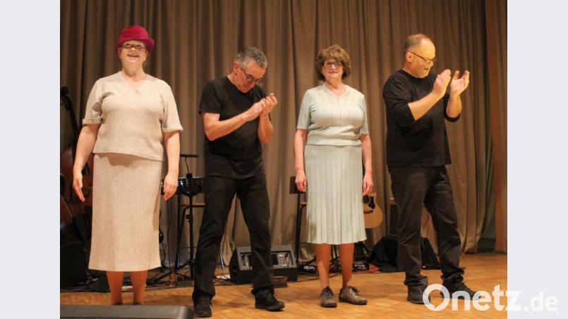 Schlussapplaus für (von links) Regina Diegel, Bassist Bernhard Helmstreit, Monika Helmstreit und Gitarrist Christian Denz. Bild: Schönberger, Ferdinand [fsb]