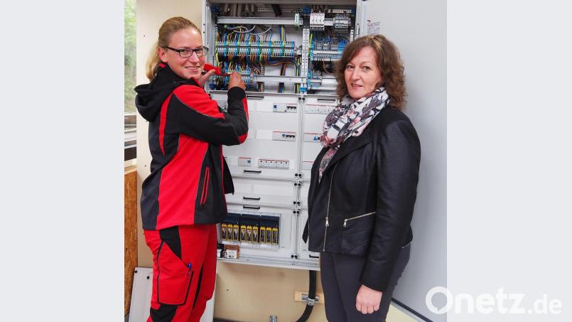 Schaltschränke gehören für Elektrotechnikermeisterin Birgit Schneeberger (links) zum beruflichen Alltag. Dass mehr Mädchen diesem Beispiel folgen, darauf hofft Karin Hartung, Beauftragte für Chancengleichheit der Arbeitsagentur Weiden. Bild: Bühner